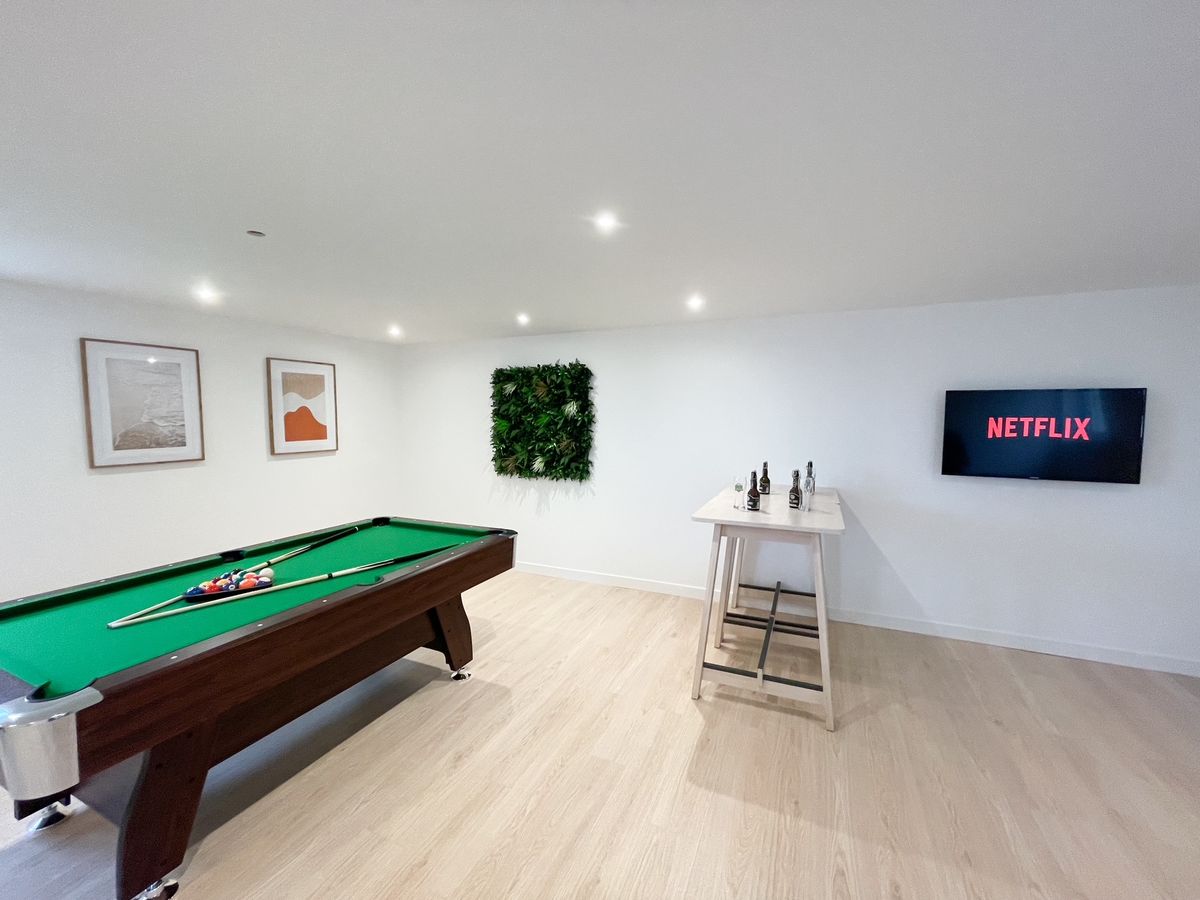 La salle de jeux : billard, baby-foot et grand écran